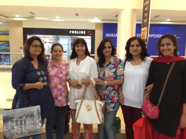 a group photo of Preeti Mallapurkar & her friends, total 6 friends standing together.